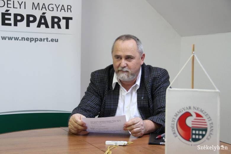 Romániai magyar pártok virrasztottak a úzvölgyi katonatemető előtt
