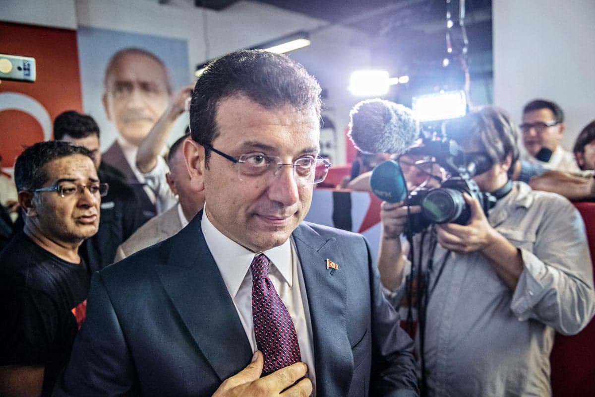 Videón, ahogy megtámadták az ellenzéki politikus kampánybuszát Törökországban