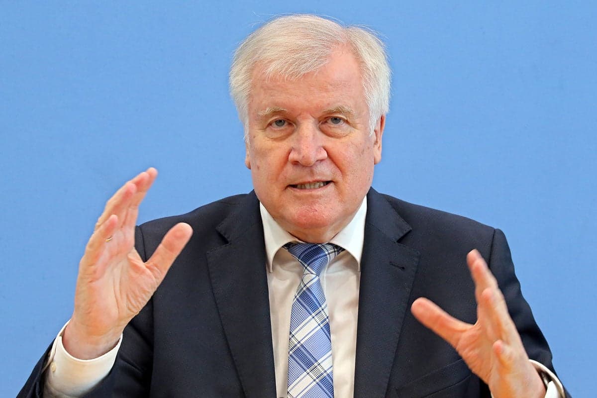 Seehofer: Az EU méltatlan helyzetbe hozza magát a világ előtt