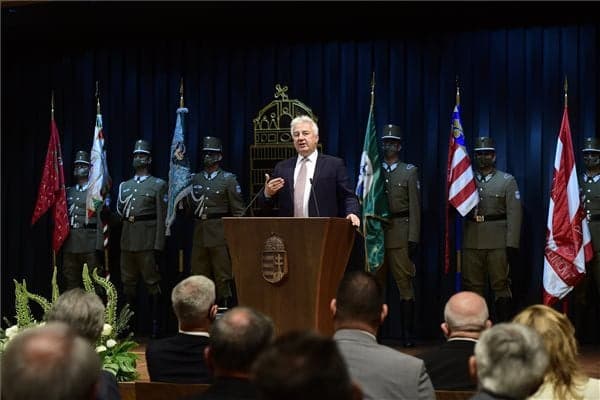 A nemzeti lét és az egyházakhoz való tartozás erősíti egymást