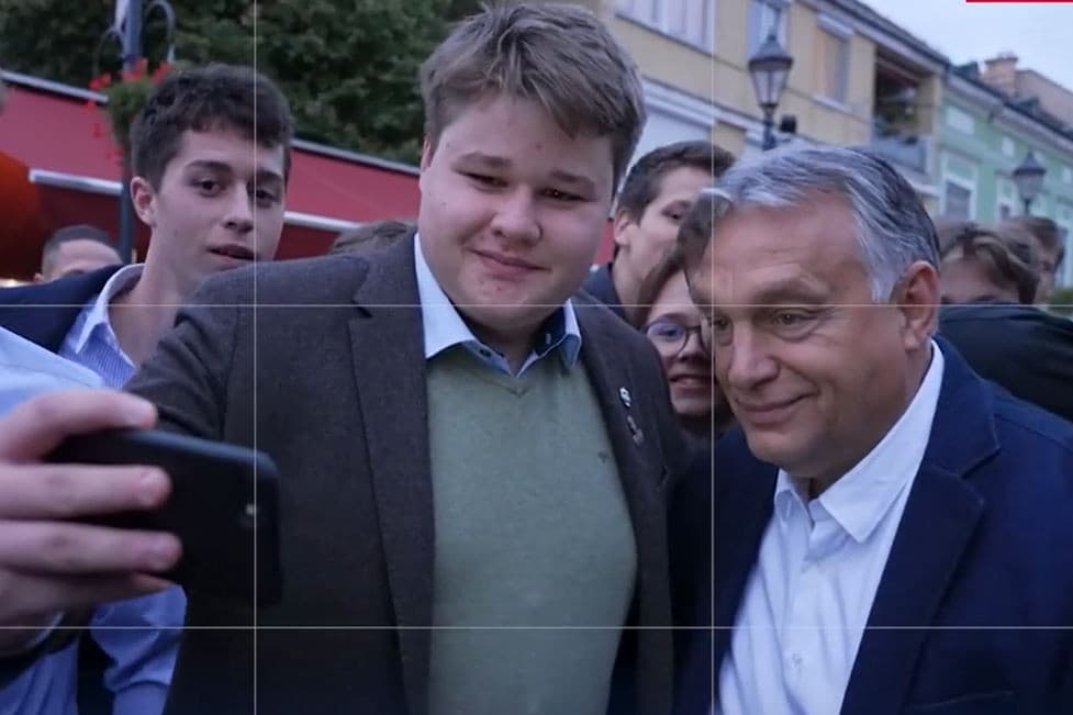 Így üzemel Orbán Viktor szelfigyára