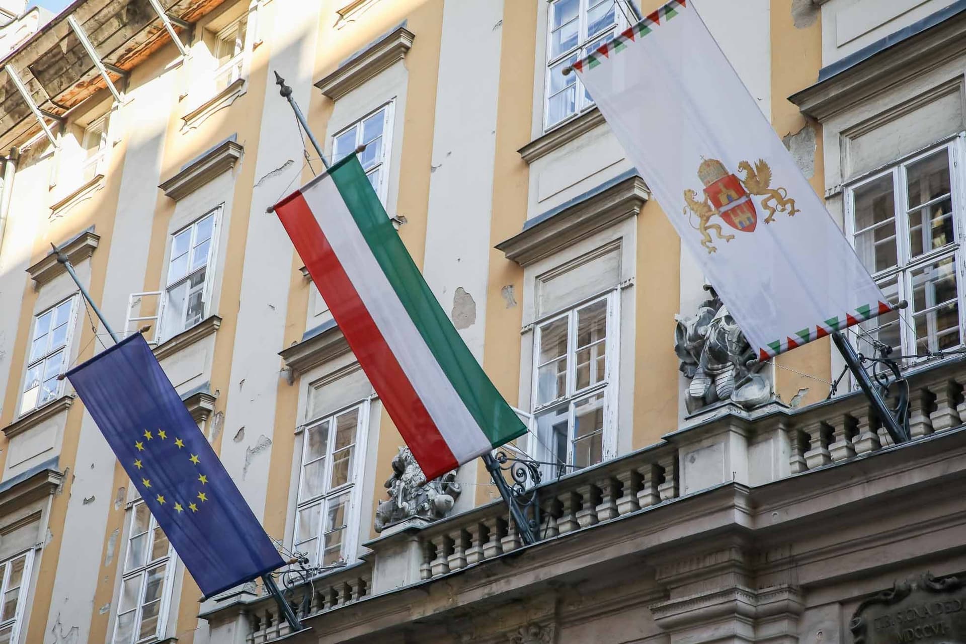 Házkutatások kezdődtek a Városháza-ügyben