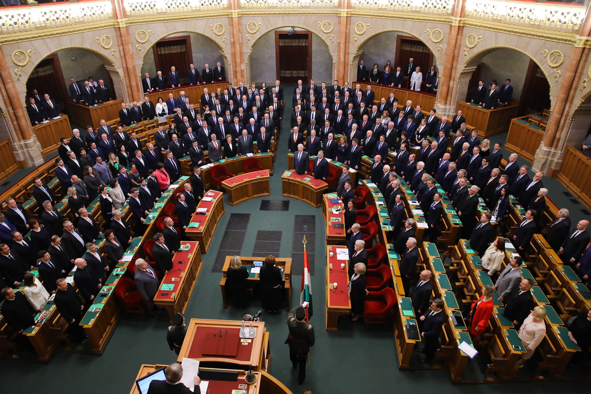 Szilárd nemzeti parlament alakult