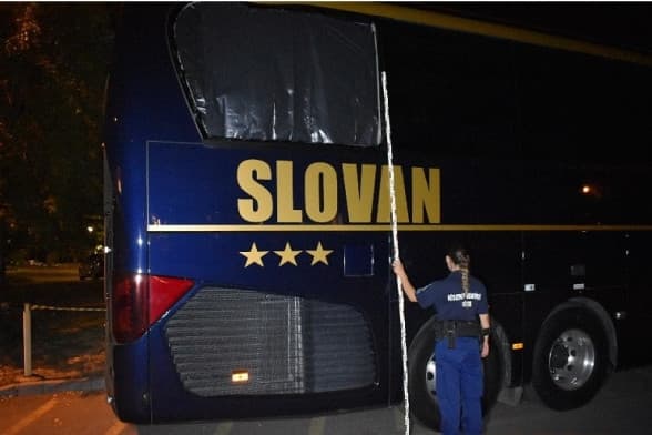Őrizetbe vették a Slovan Bratislava buszára támadó férfit