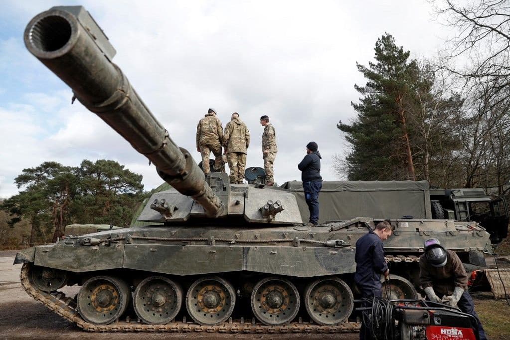 Megérkeztek Ukrajnába a britek szegényített urántartalmú lövedékei