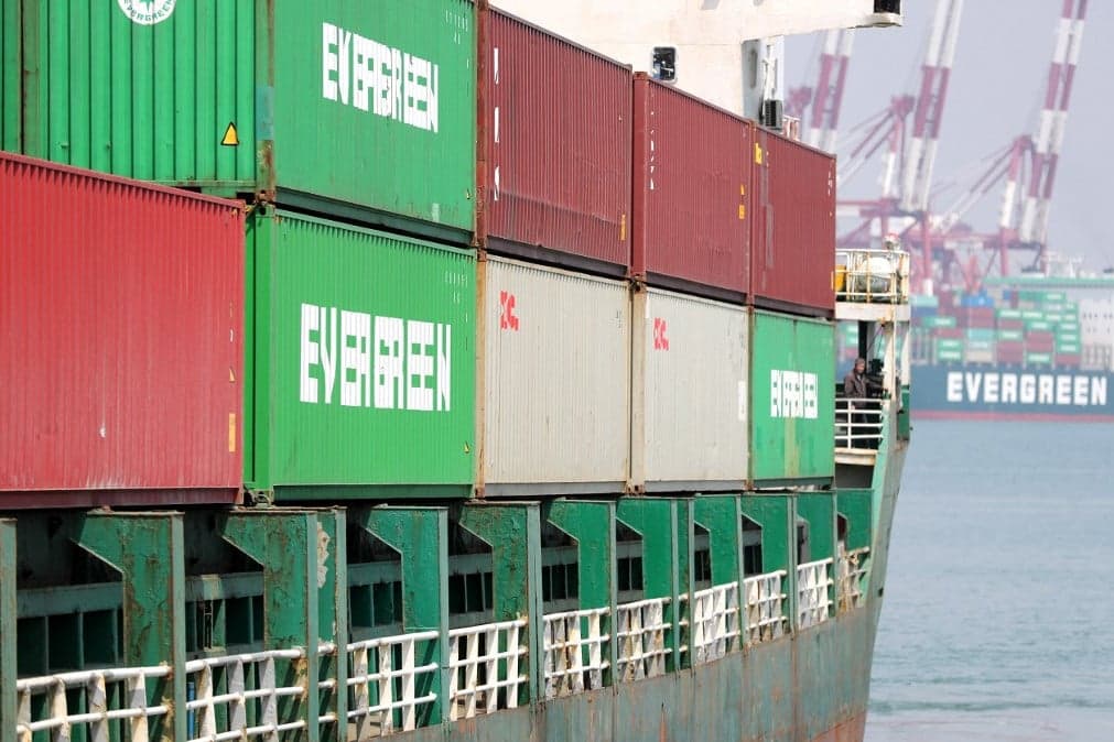 Migránsok próbáltak eltéríteni egy teherhajót