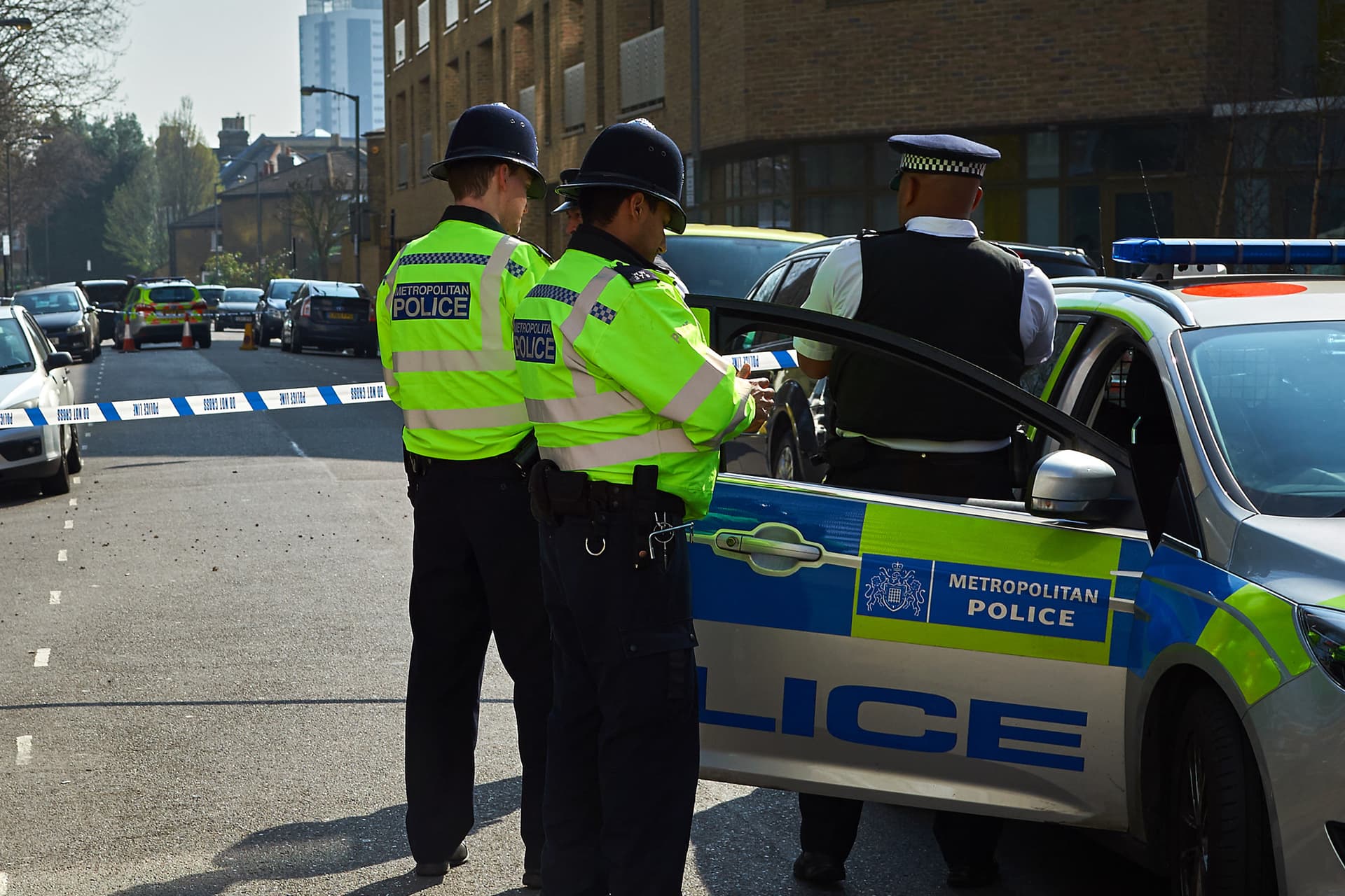 Ásóval támadt az emberekre egy férfi Angliában, egy járókelőnek sikerült leterítenie + VIDEO