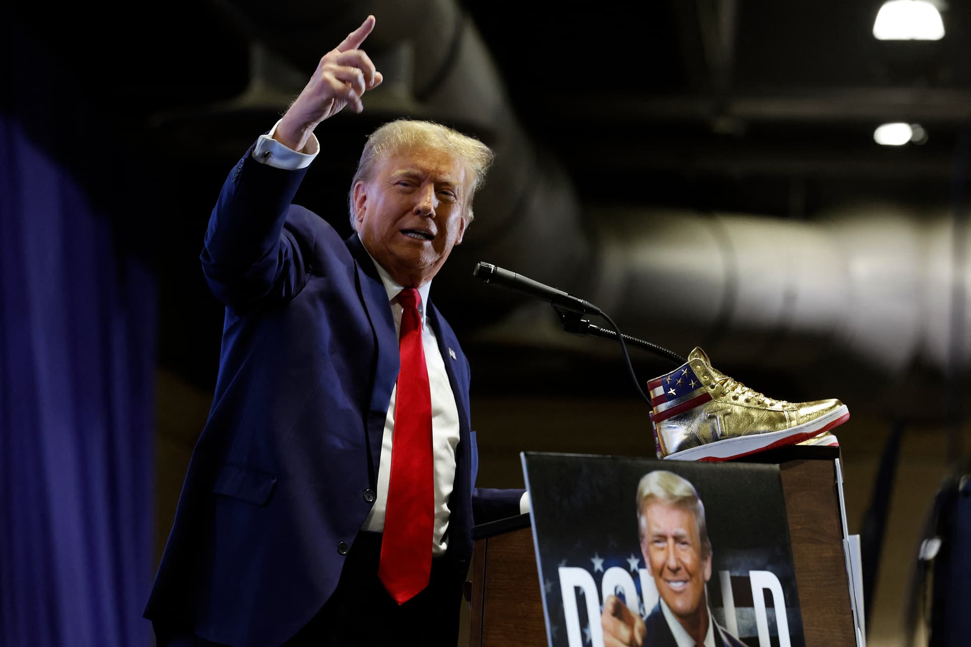 Donald Trump nyilvános vitára hívta Joe Bident