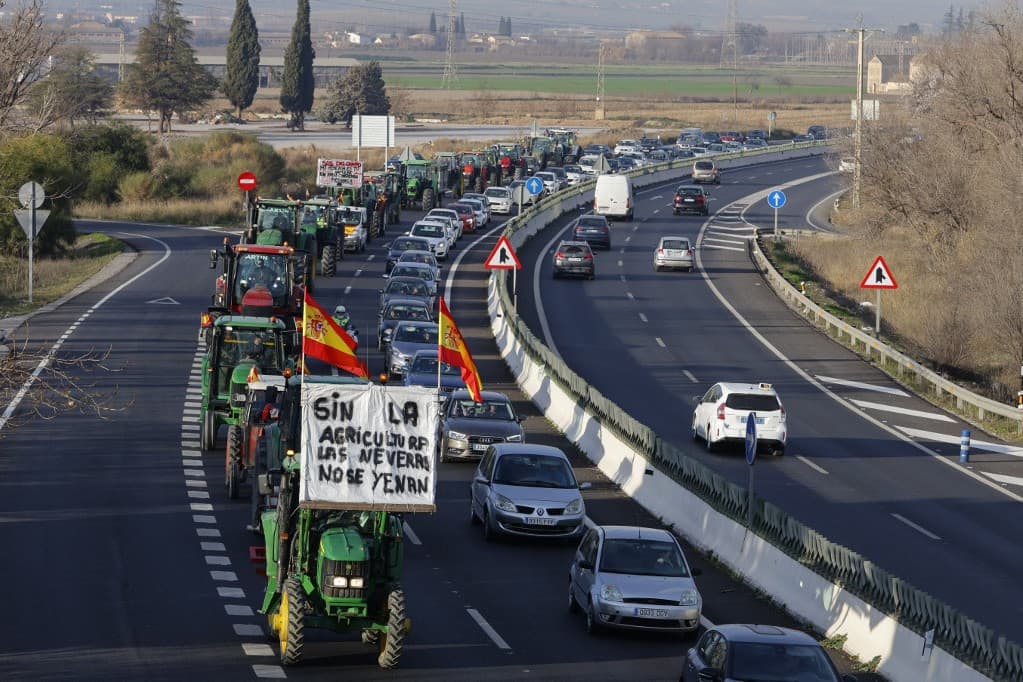 Több ezer traktorral akadályozták a forgalmat a spanyol gazdák