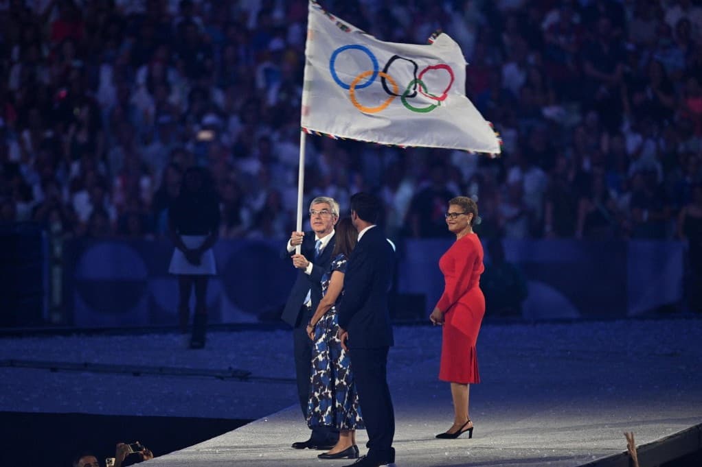 Megérkezett Párizsból az olimpiai zászló