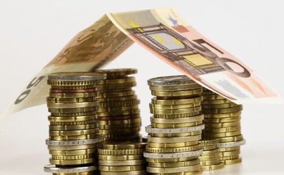 A dollárral szemben erősödött, az euróval és a svájci frankkal szemben gyengült a forint