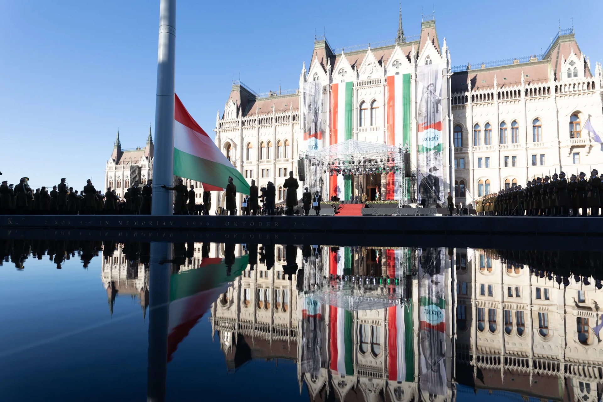 Felvonták a nemzeti lobogót a Kossuth téren