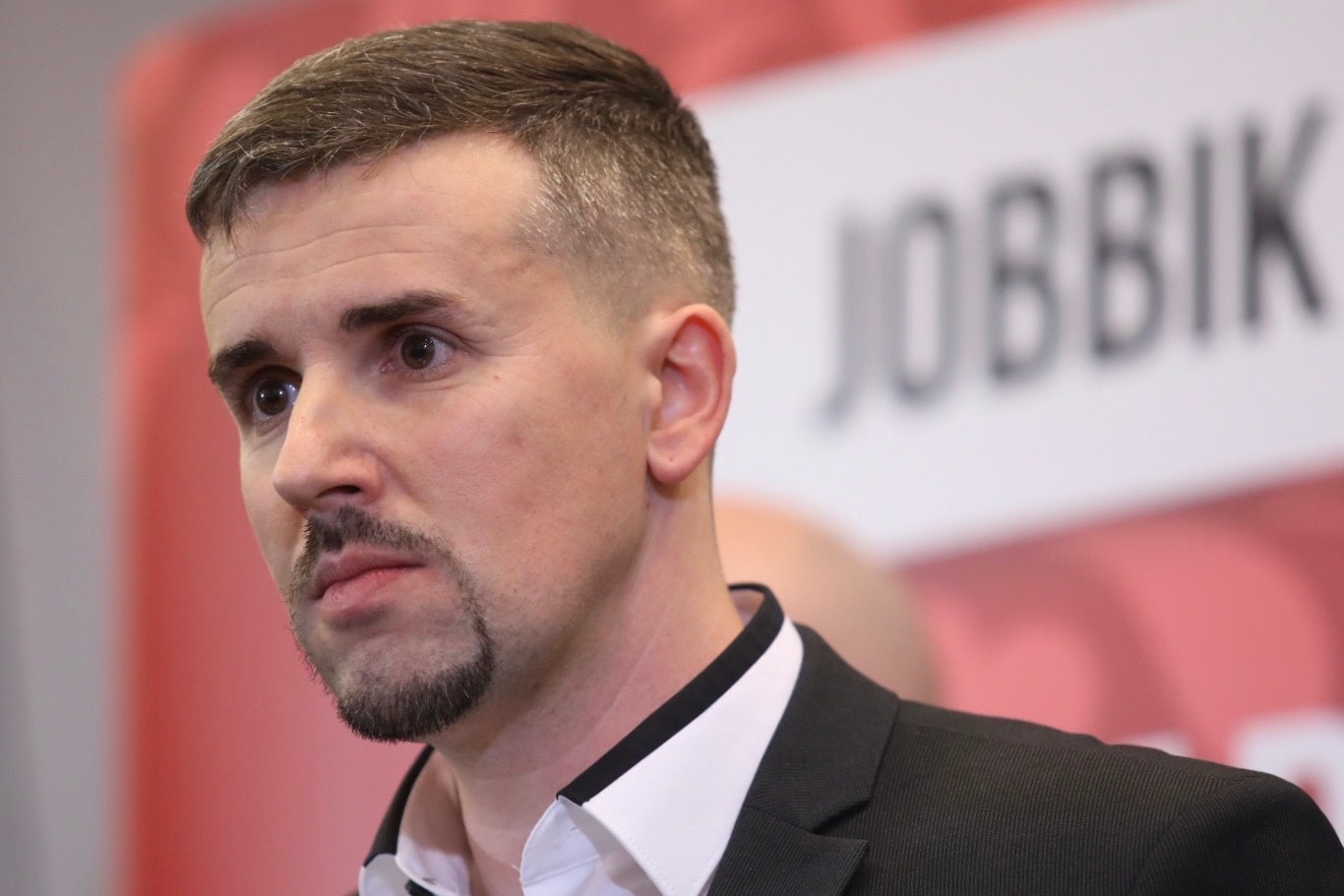 A járványon viccelődik a jobbikos Jakab Péter