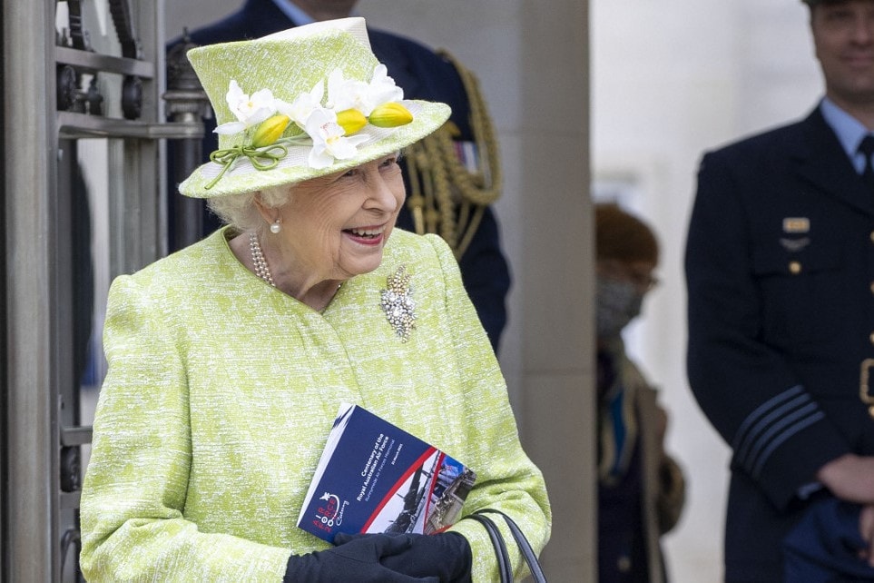 Orvosi felügyelet alá került a brit uralkodó