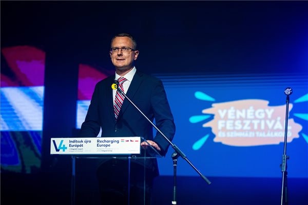 Rétvári: A legfontosabb, hogy a V4 országok minél jobban megismerjék egymás kultúráját