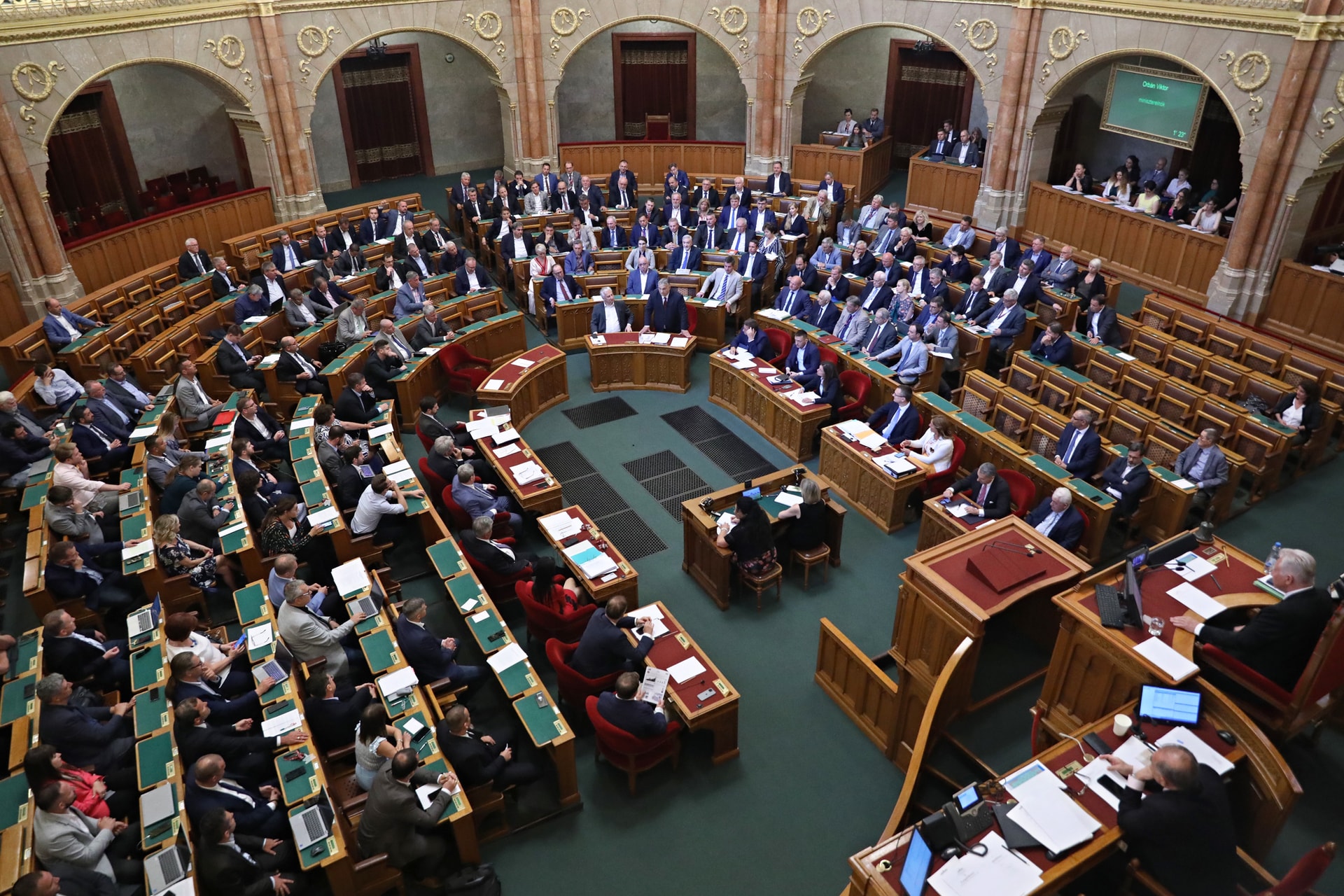 Az Európai Bizottsággal való megegyezés érdekében új törvényeket fogadtak el