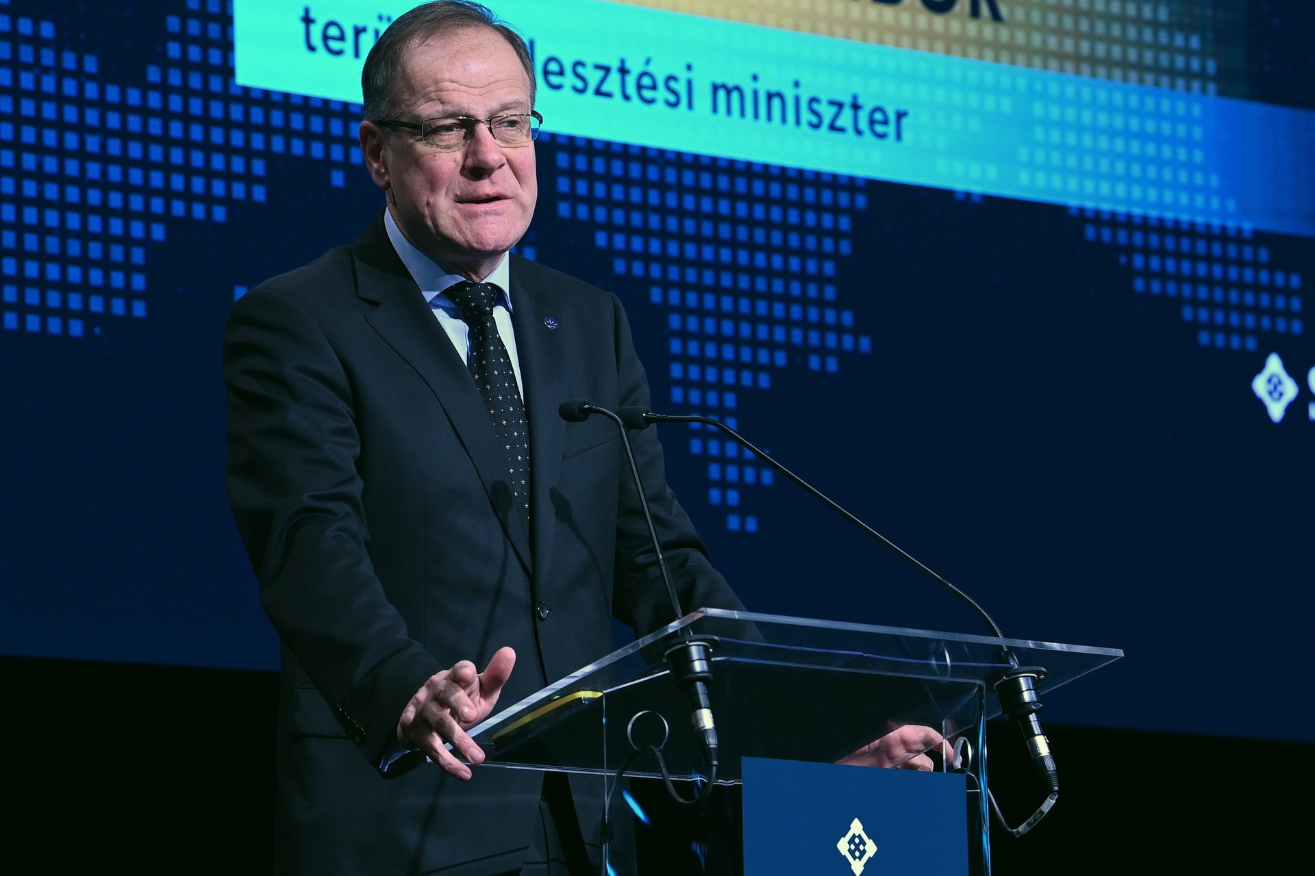 Navracsics Tibor: A természet csodája tárul elénk a Nimród 111 fotókiállításon Várpalotán