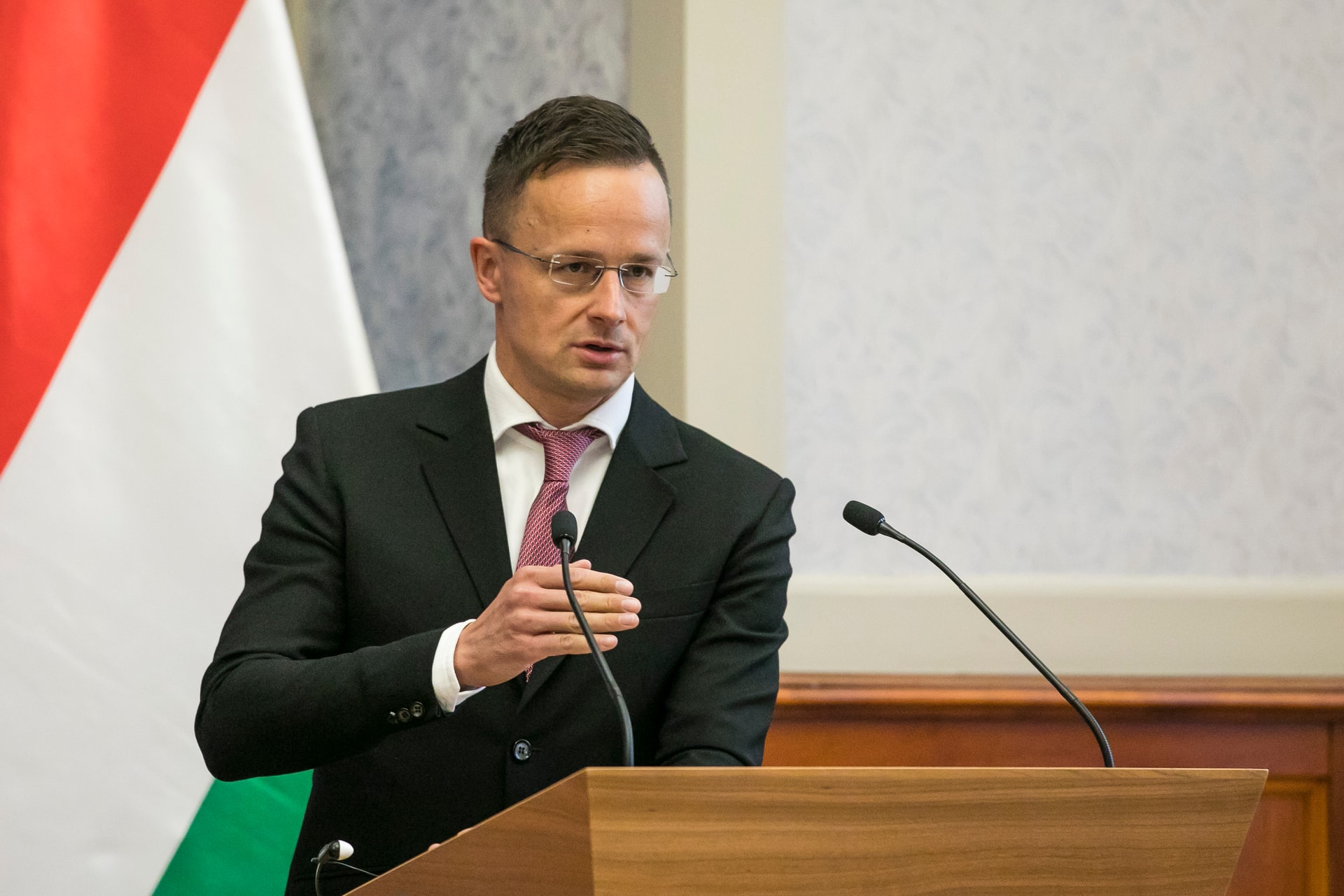 Szijjártó Péter: Új helyzet, hogy migránsok és embercsempészek automata fegyverrel lőnek a határőrökre