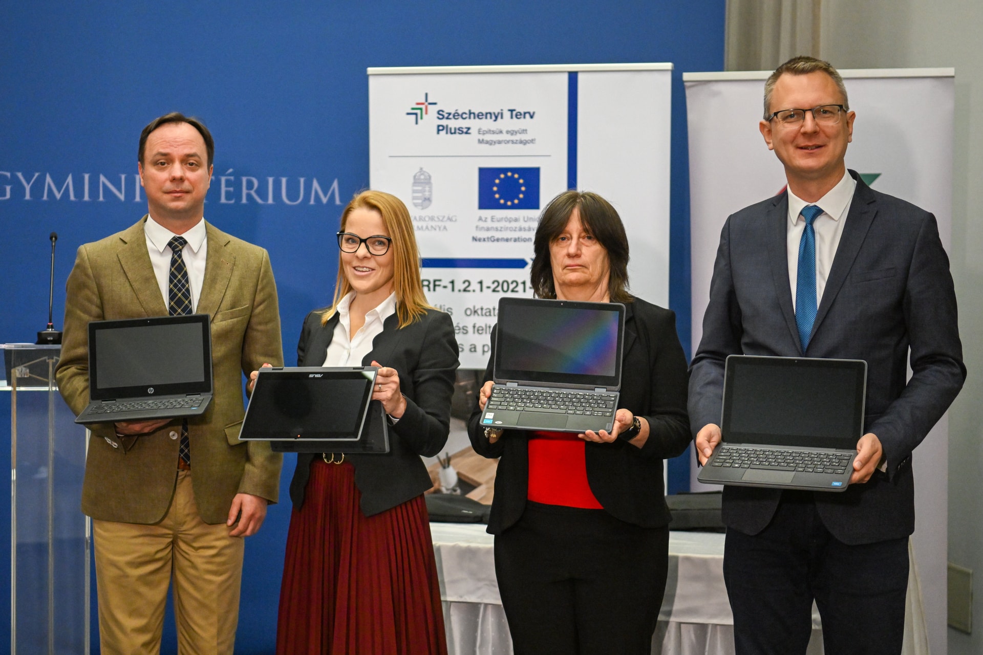 Rétvári Bence: Újabb kétszázezer diák kap notebookot az államtól