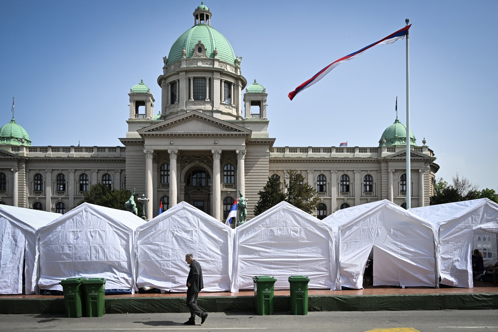 A szerbiai parlament előtt lövöldözött egy férfi, elfogták