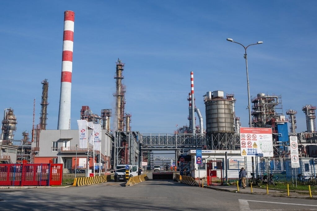 Tovább üzemeltetné Szerbia a NIS-t