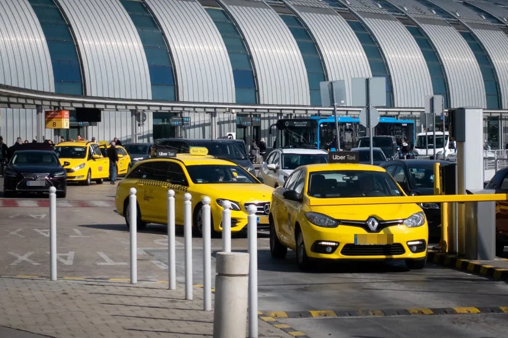 Megszűnik a taxik 5 perces díjmentes áthaladási lehetősége a repülőtéri parkolókban