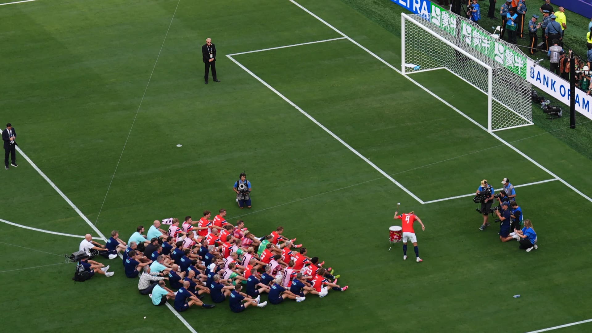 Eladja a döntő gyepszőnyegét a FIFA