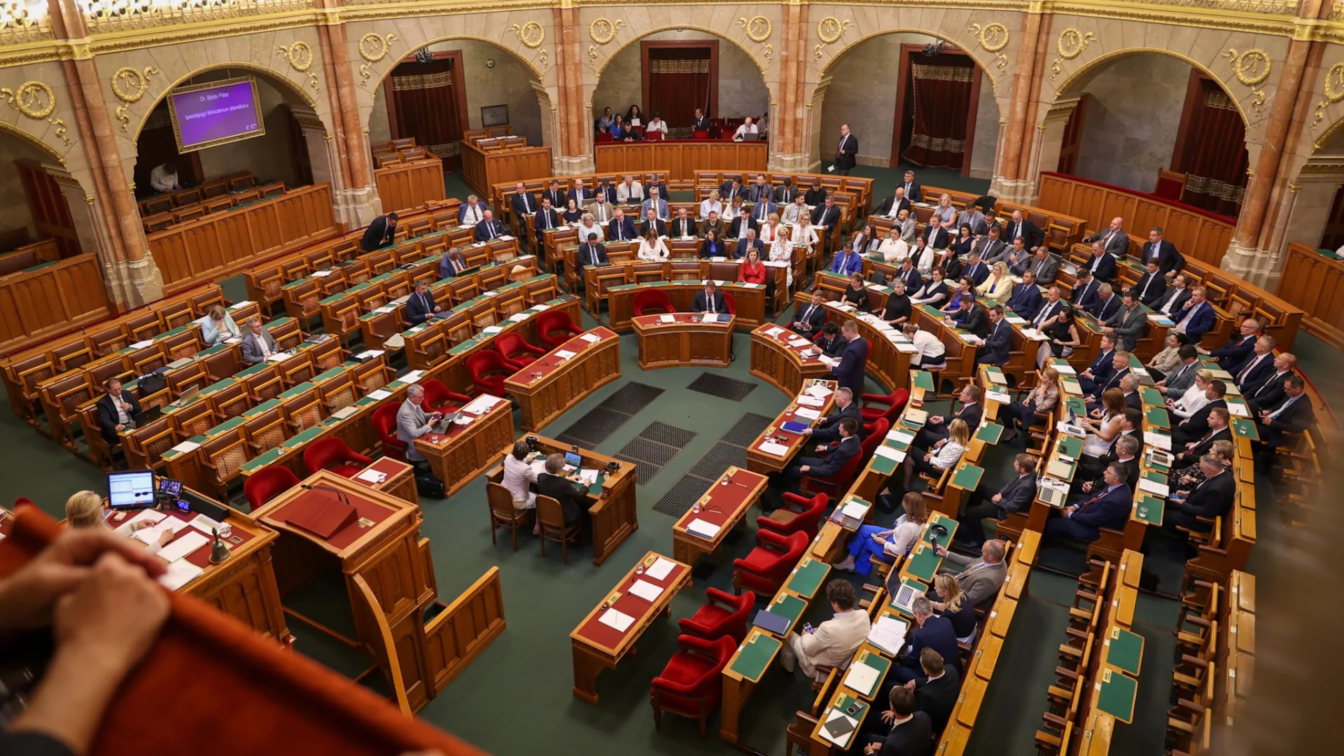 Háromhetes munkarendre tér át a parlament