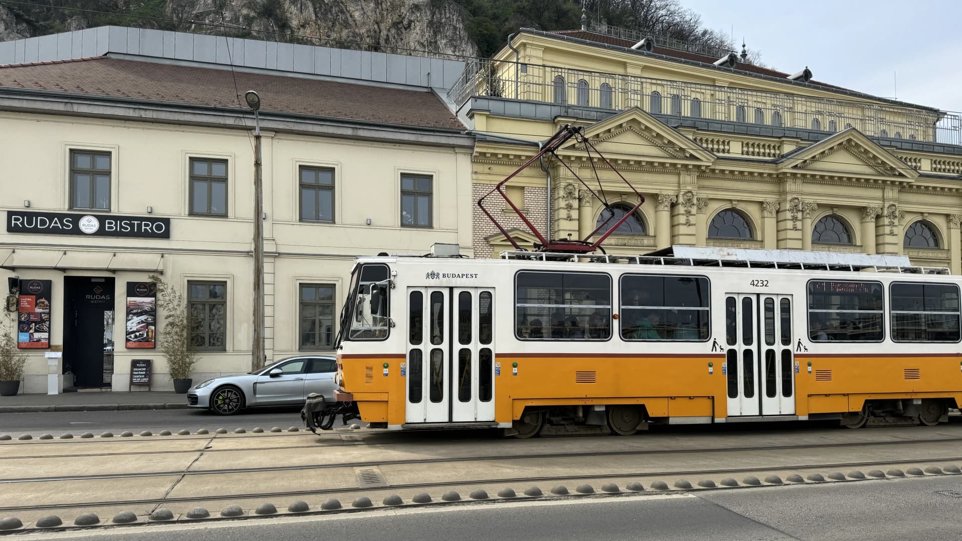 Gázolt a villamos a Batthyány téren