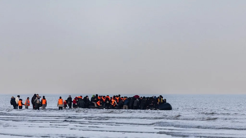 Késsel esett neki a migránsok csónakjának az aktivista