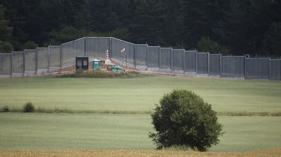 Könnygázzal mentek a migránsokra a lengyelek
