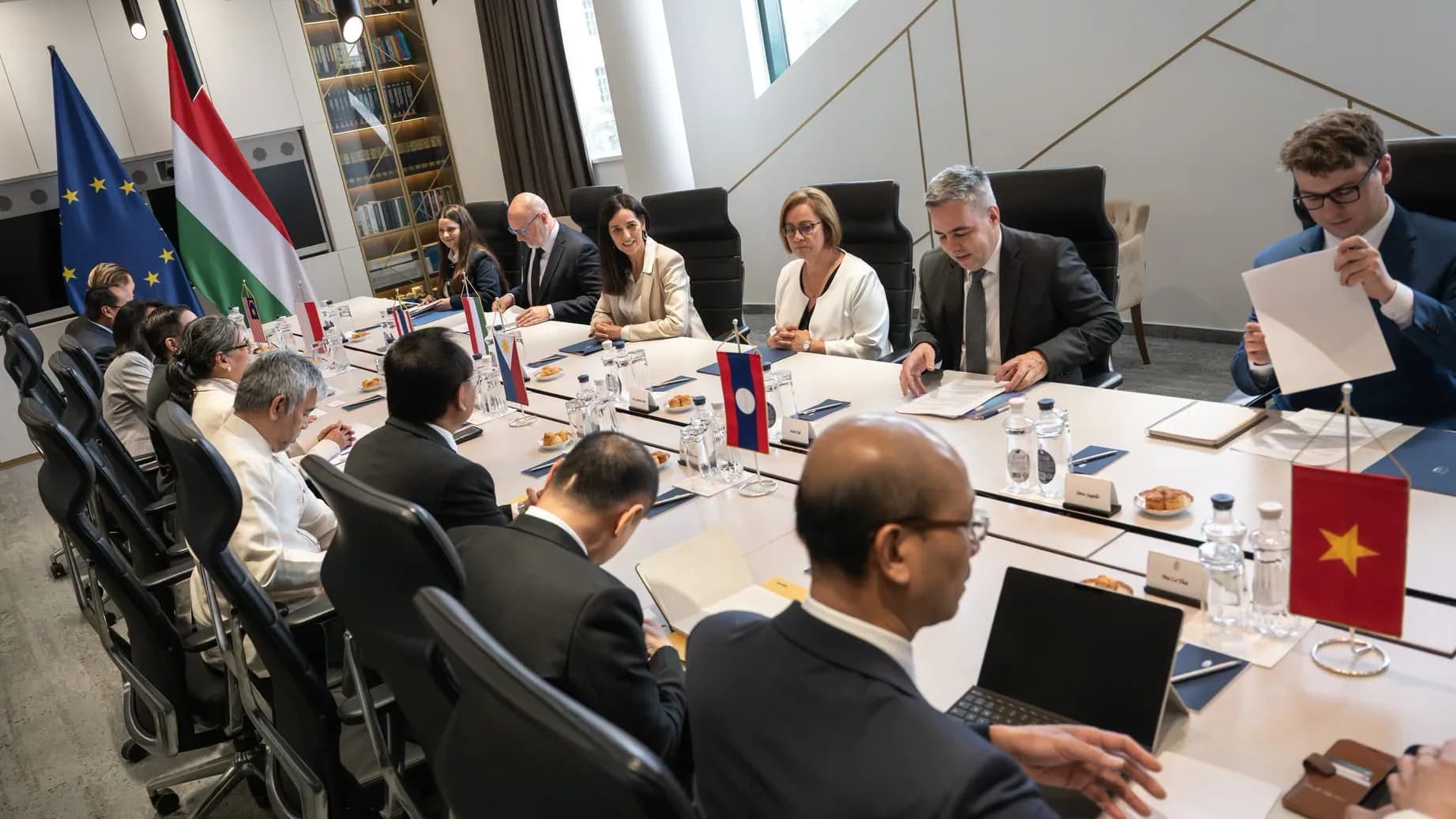 Orbán Anita hivatalában fogadta az ASEAN tagországainak budapesti misszióvezetőit