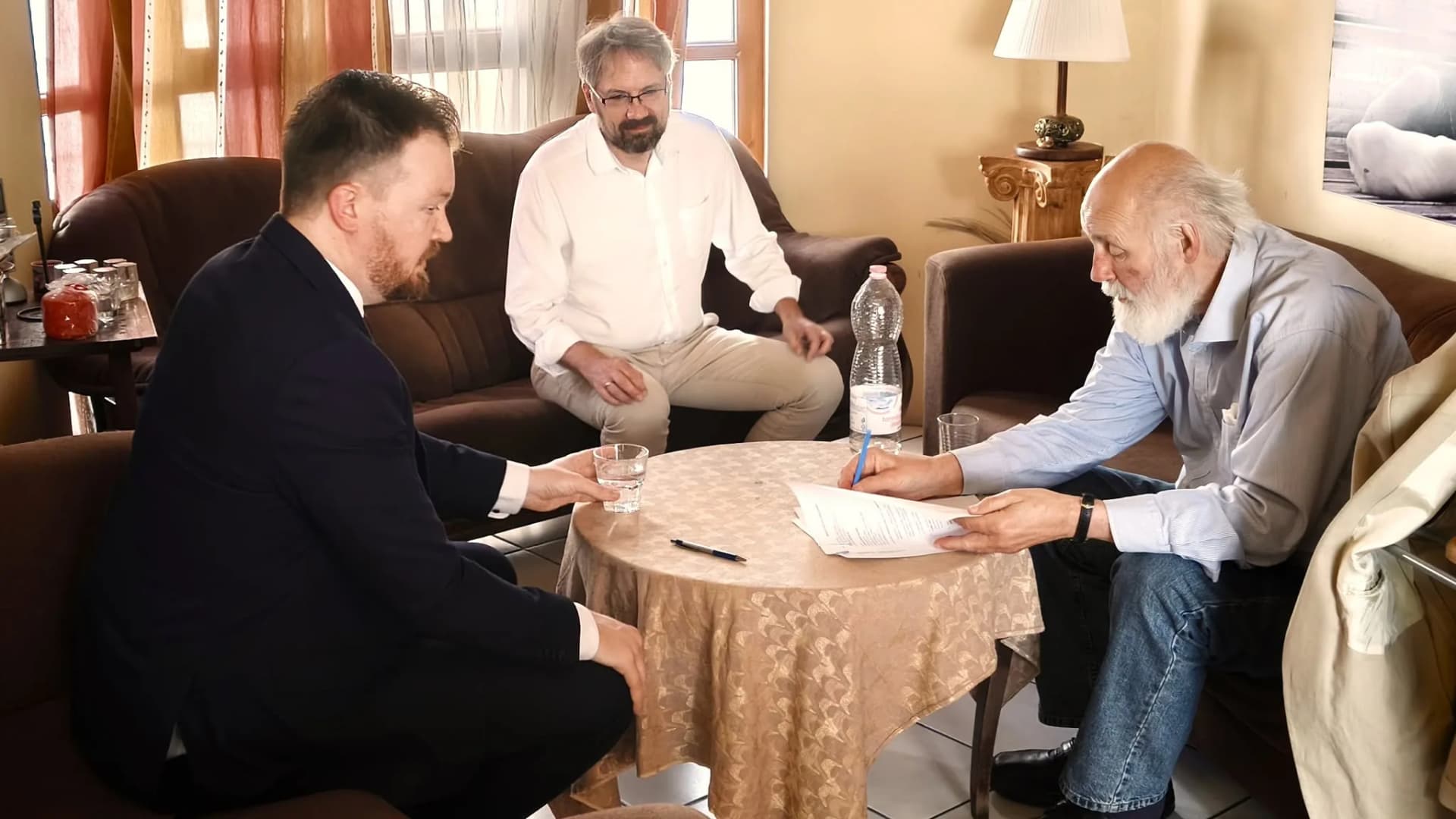 Szabó Bence átadta adományát Iványi Gábor egyesületének
