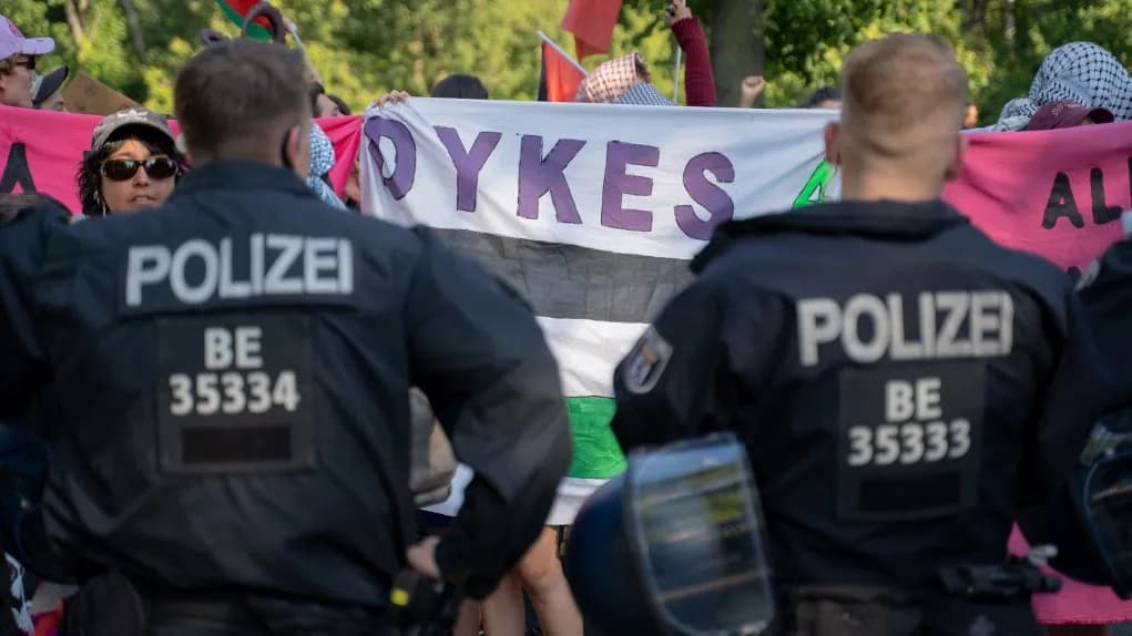 Autó hajtott a tömegbe a berlini Pride fesztiválon