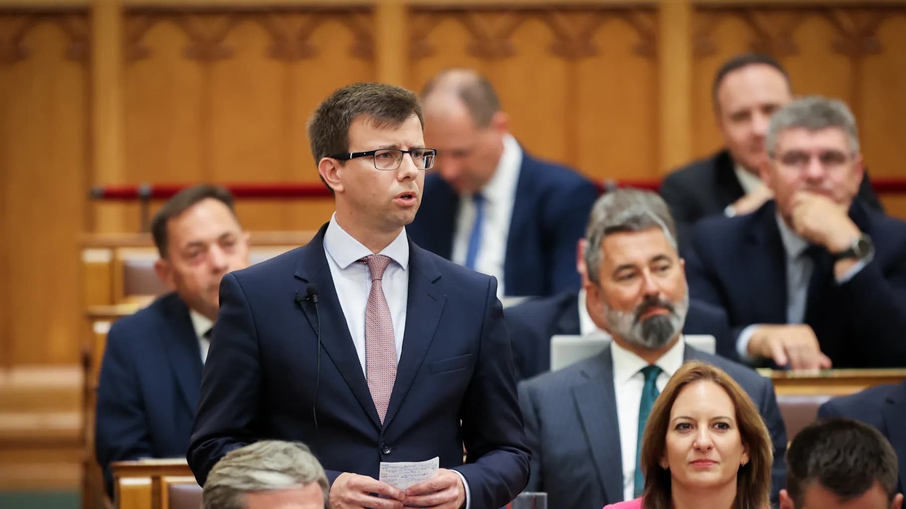A védett üzemanyagárak visszaállításáról szóló törvényjavaslatot nyújtott be a Fidesz és a KDNP