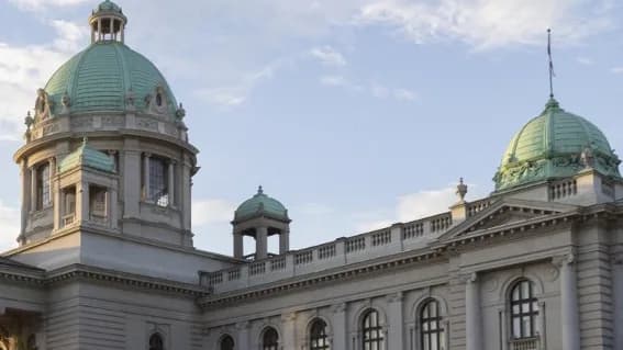 A kormány elleni bizalmatlansági indítványról tárgyal a szerb parlament