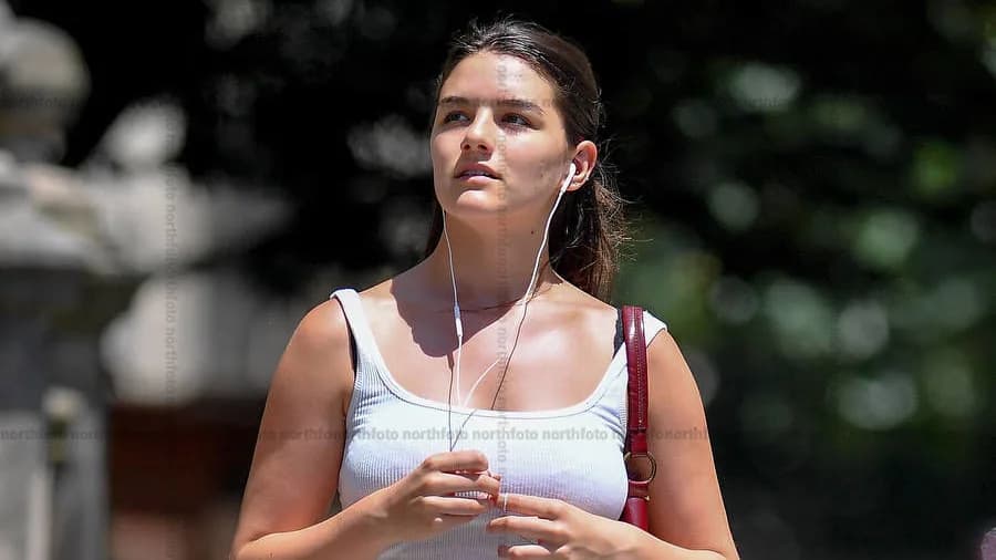 Elhagyta apja híres vezetéknevét Suri Cruise