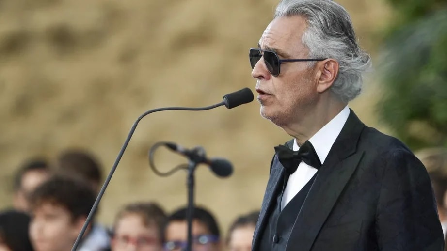 Andrea Bocelli énekli a Maserati-film betétdalát