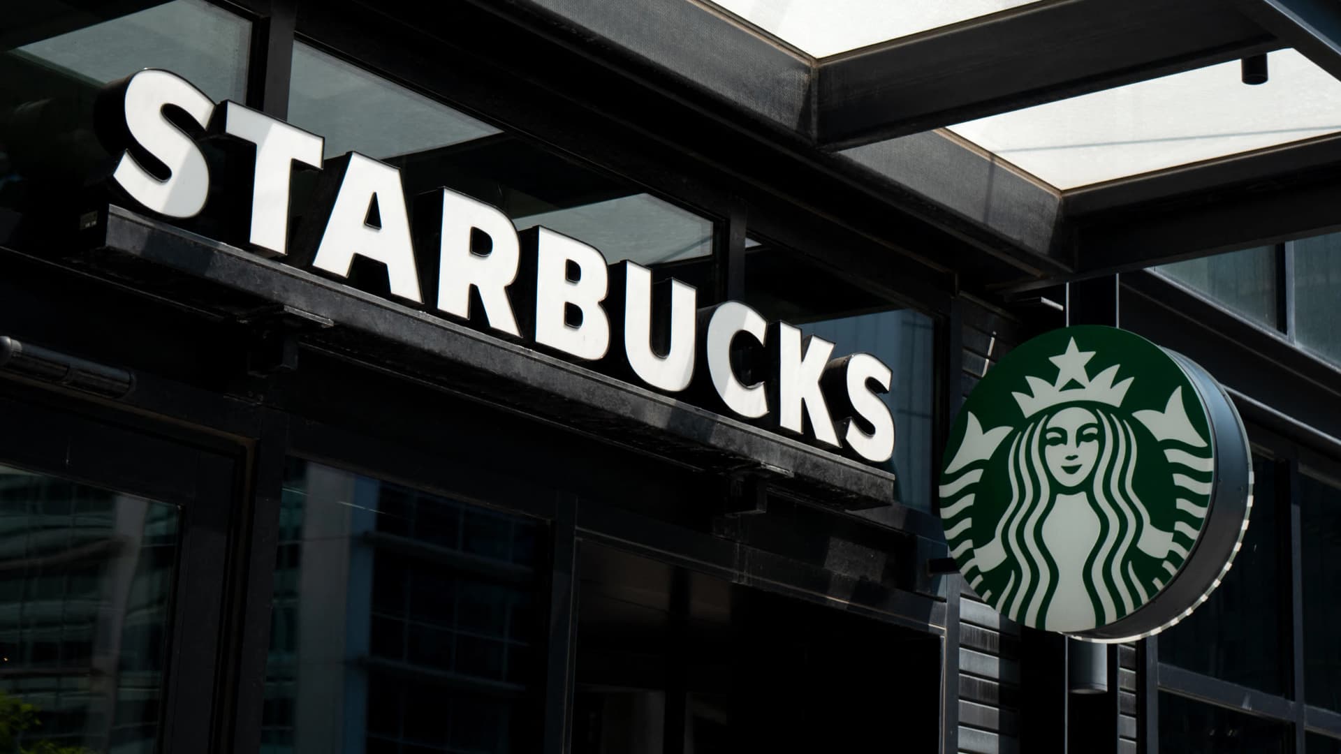 Házkutatást tartottak a Starbucks dél-koreai központjában egy vitatott reklámkampány miatt