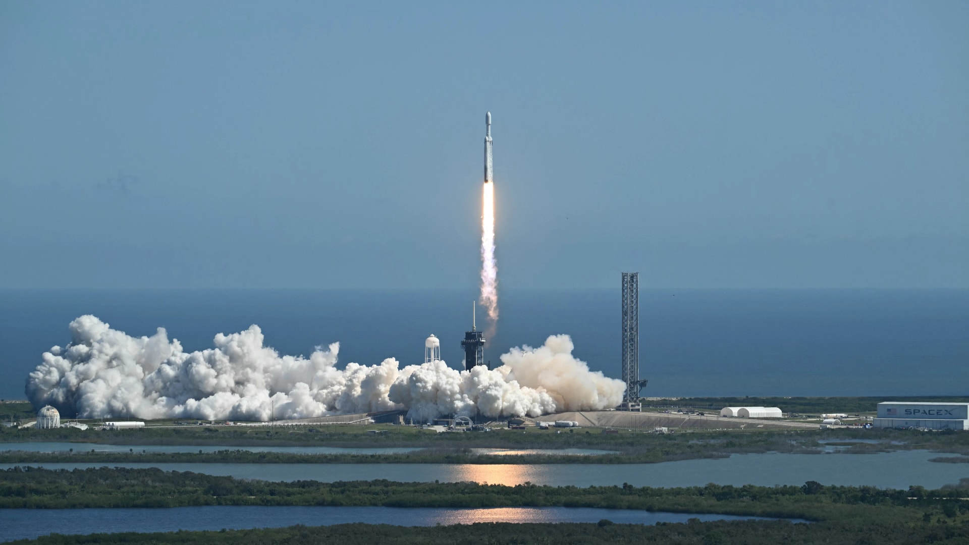 Anglia egyre többet fizet a SpaceX-nek