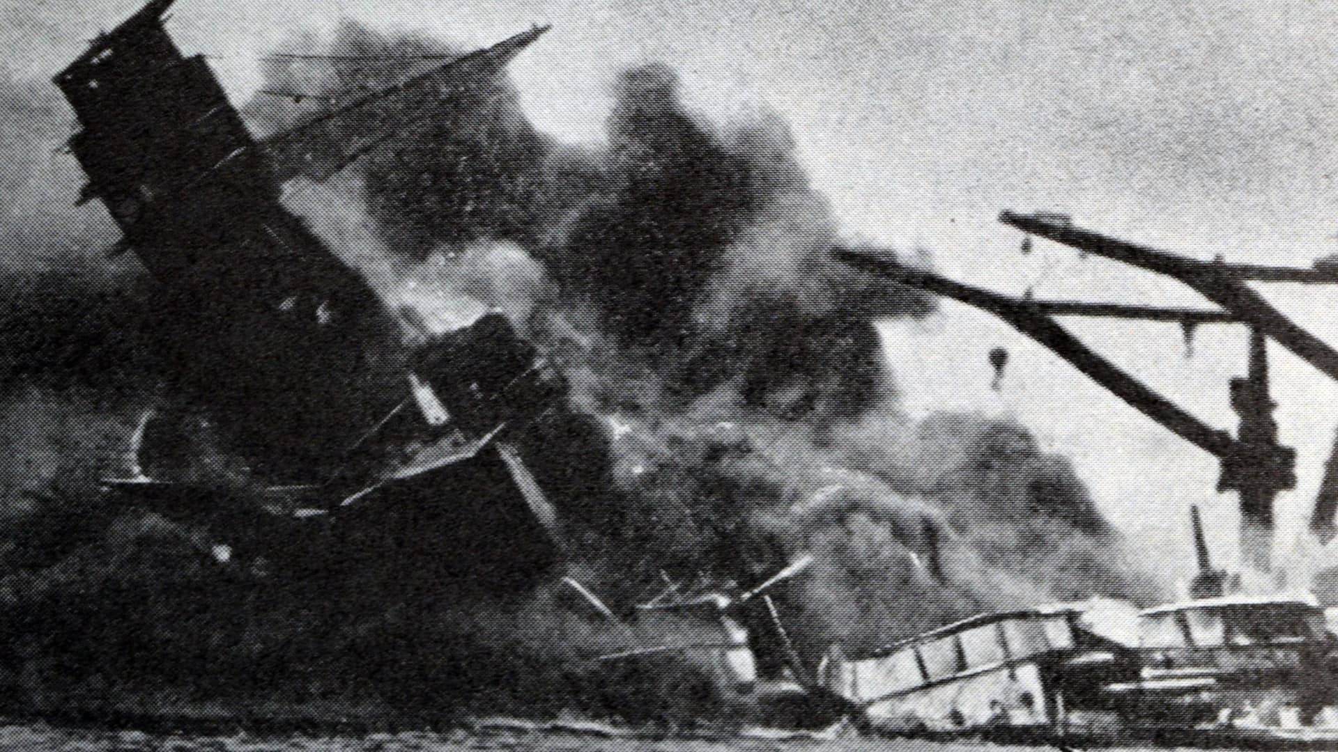 A hajó, amely még mindig könnyezik Pearl Harbor mélyén