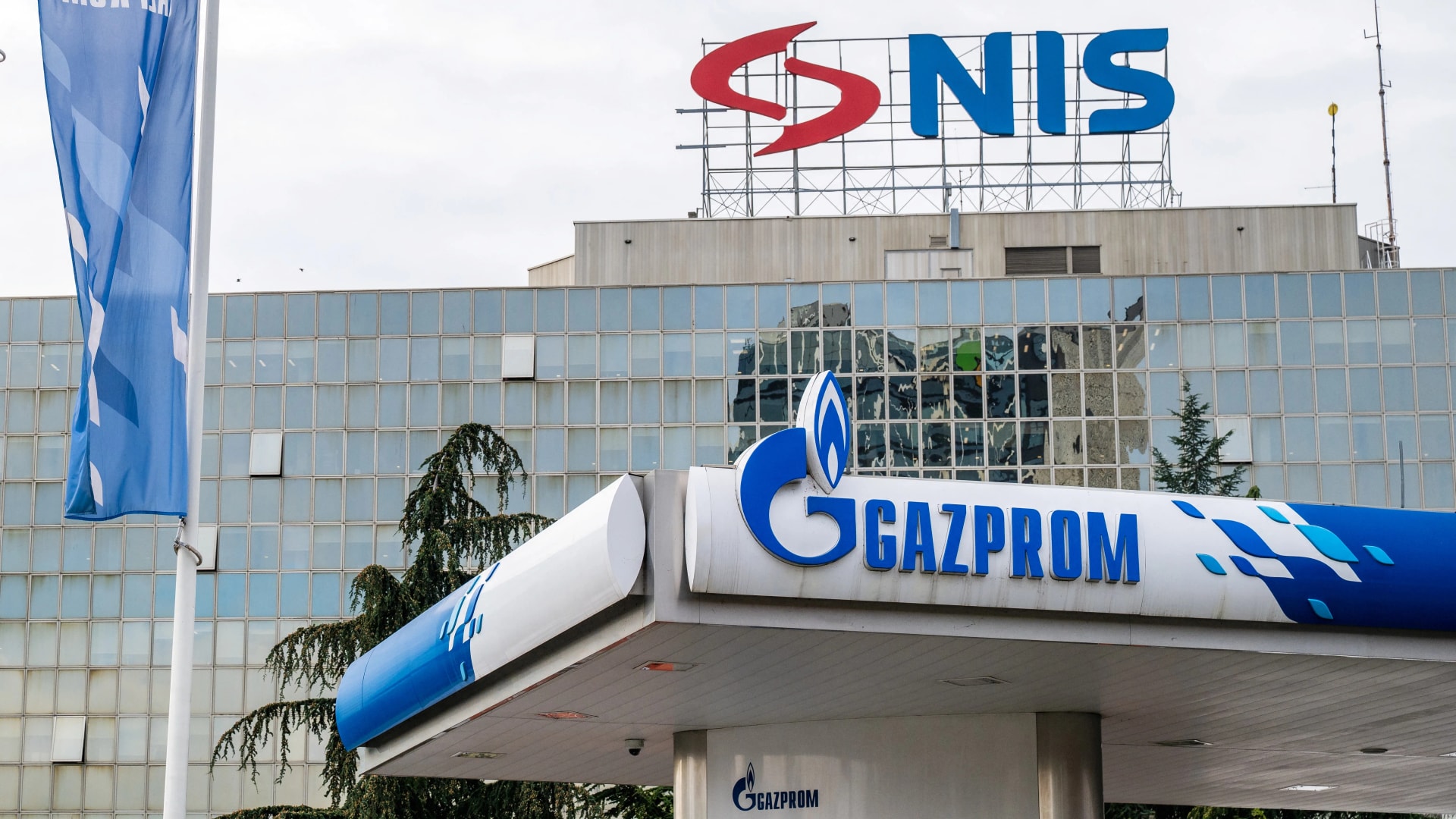 Meghosszabbították a NIS működési engedélyét október végéig