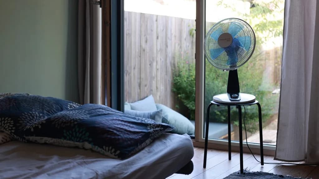 Miért árt, ha bekapcsolt ventilátorral alszunk?