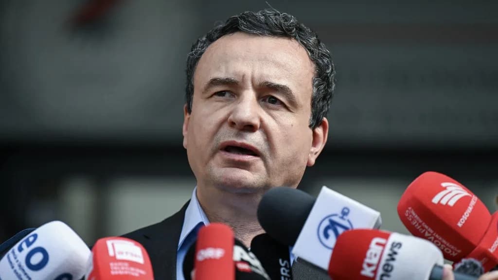 Tojással dobálták meg koszovói miniszterelnököt