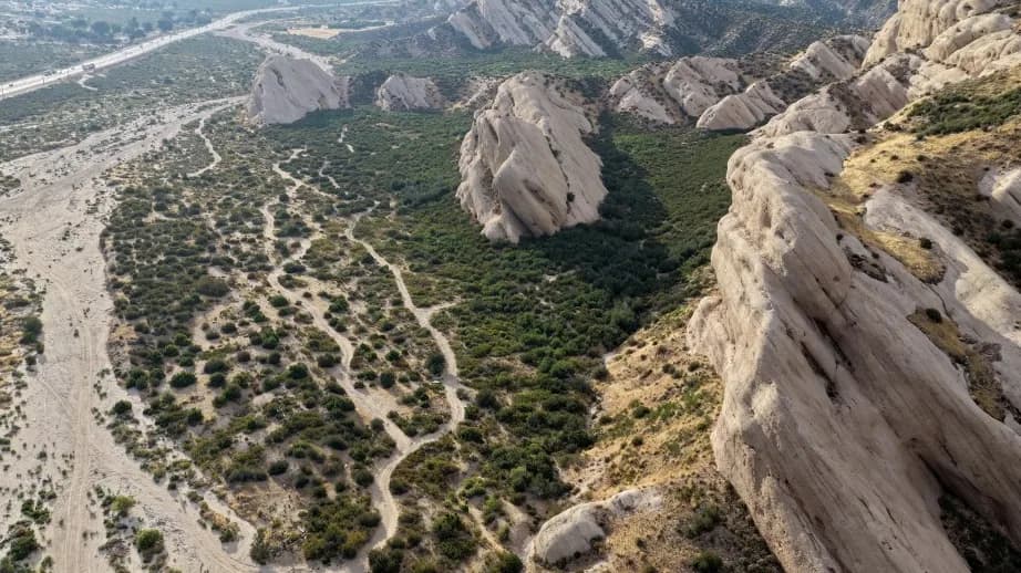 Valami gyűlik Los Angeles alatt