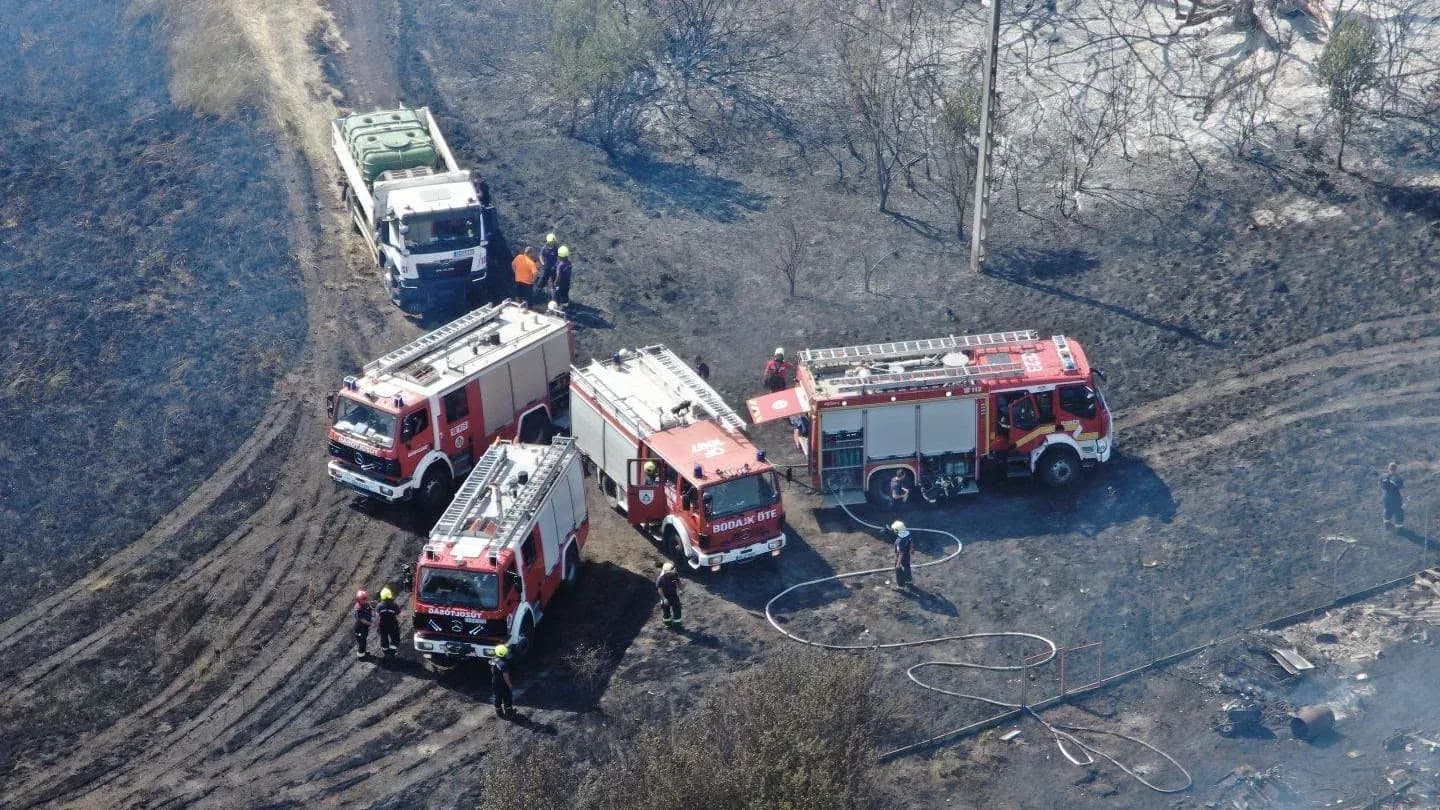 Nagy területen ég a tűz Szeged határában