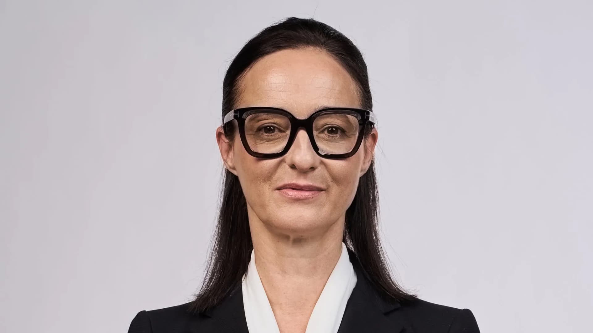 Sopov Ildikó Éva: nem engedem politikai furkósbottá silányítani Tata nevét