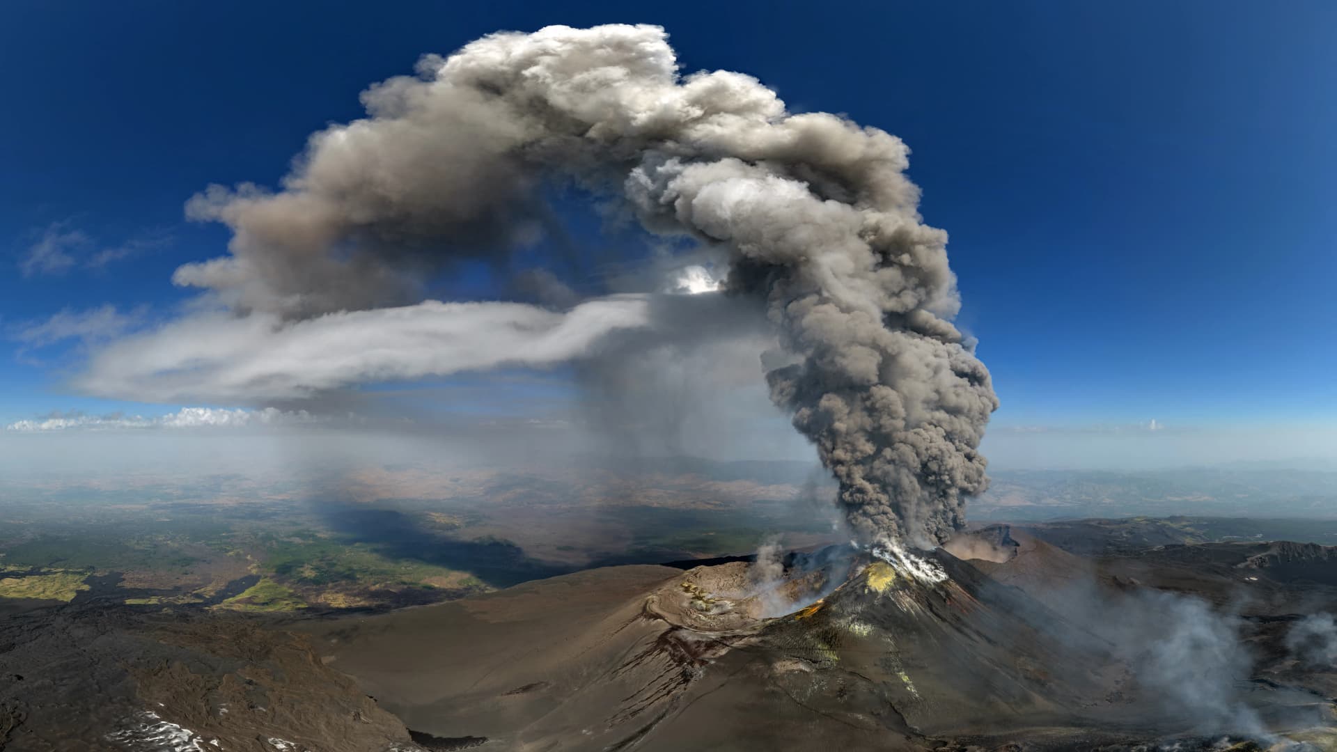 Az Etna hamufelhője megbénította a máltai légi közlekedést