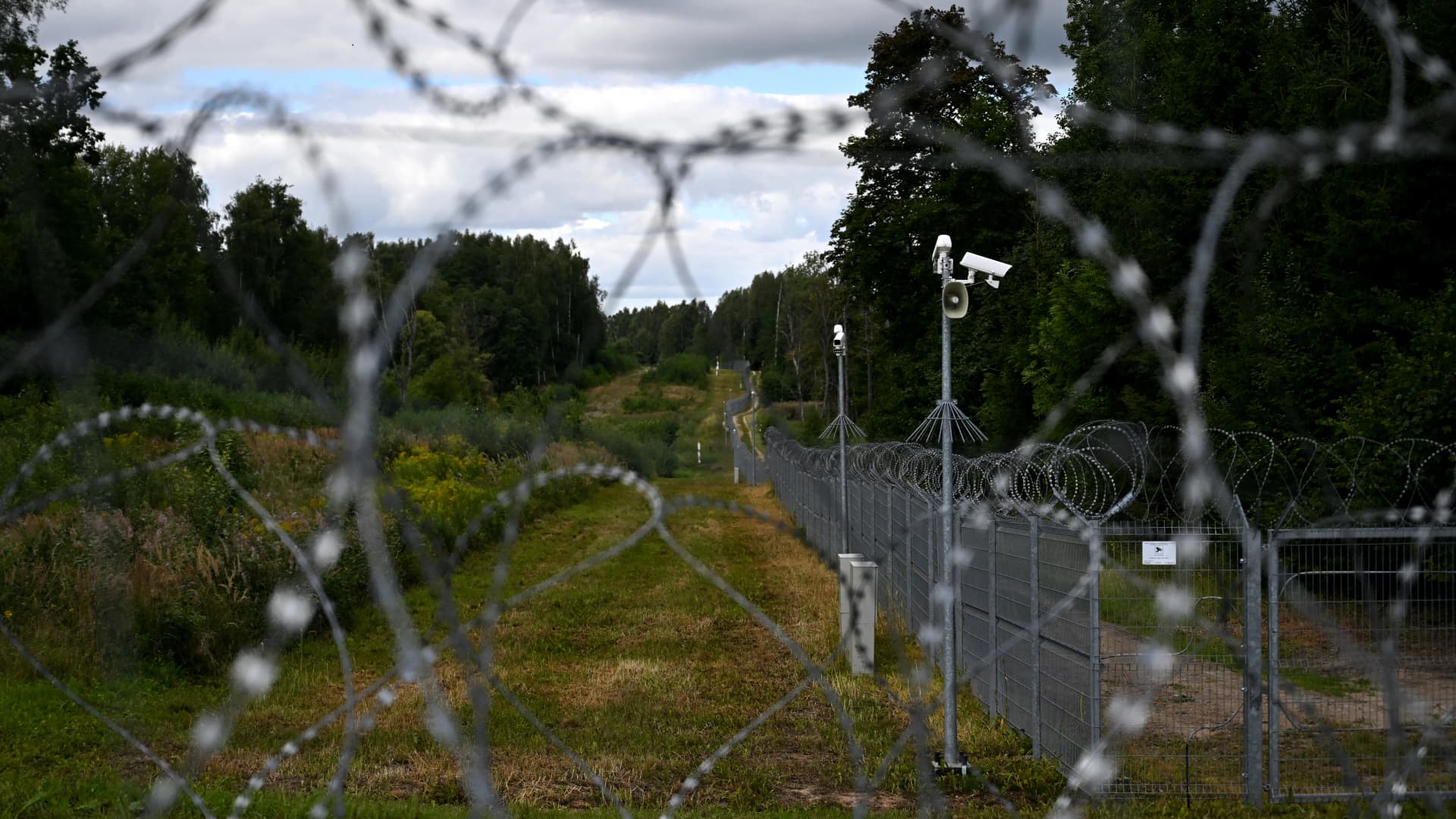 Járművek mozgását gátló árkokat alakítanak ki az oroszország és a fehérorosz határnál Litvániában