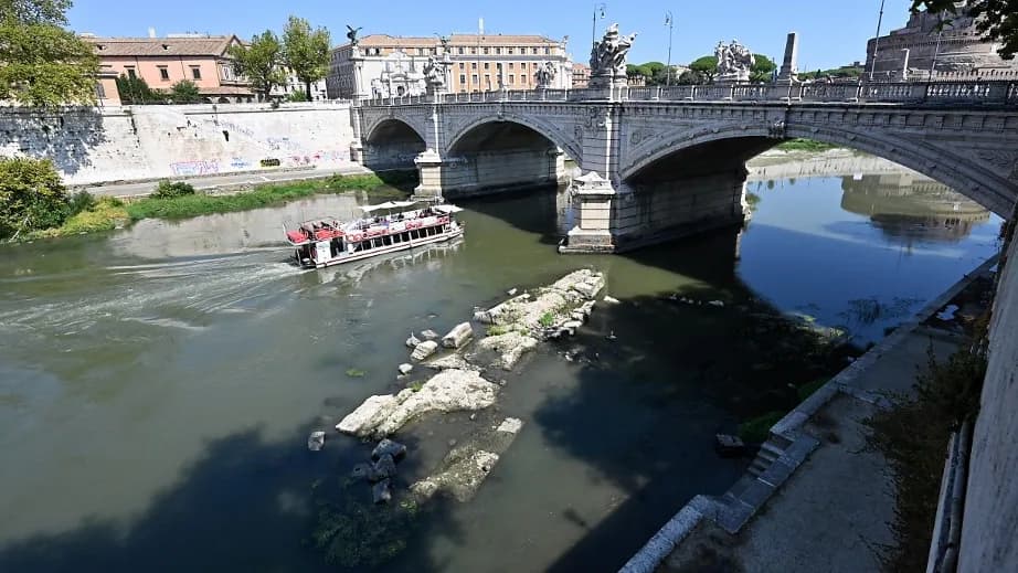 A Tevere alacsony vízállása ritka látványosságot tárt fel